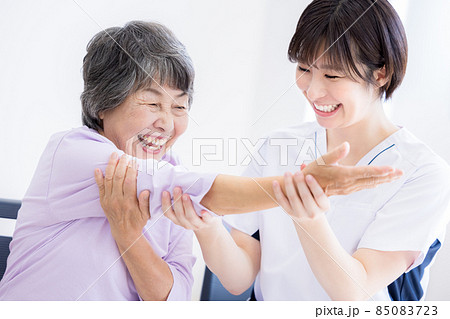 医療　腕のリハビリをするシニア女性と理学療法士　撮影協力：中央工学校付属日本語学校 85083723