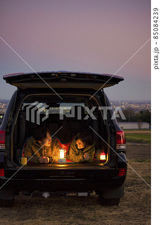 車中泊をして自然を満喫する親子 アウトドアイメージ 車中泊をして自然を満喫する親子 アウトドアイメージ 85084239