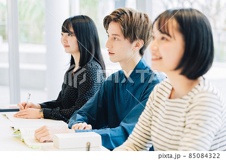 授業を受ける大学生 授業を受ける大学生 85084322