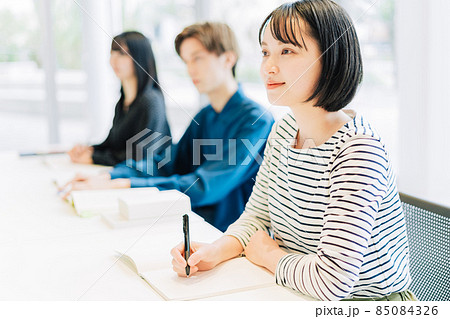授業を受ける大学生　  85084326