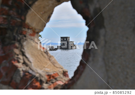 片島魚雷発射試験場跡「射場上屋跡から望む新観測所跡」 85085292