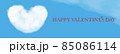 青空に浮かぶハート型の雲のバレンタインの背景バナー　Happy Valentine's Day 85086114