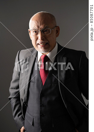 ビジネスマン　シニア　怒る 85087701