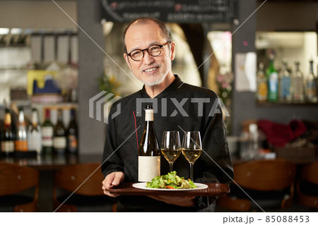 レストランで働くアジア人の男性 レストランで働くアジア人の男性 85088453