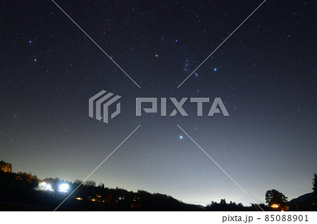 北杜市長坂町、富士の上で立ち上がるオリオン 85088901