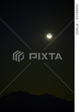 北杜市白州町、茅ヶ岳の上の地球照の月（月齢25.2） 85088902