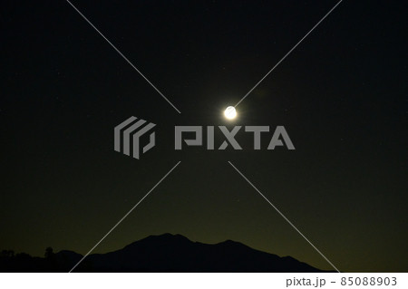 北杜市白州町、茅ヶ岳の上の地球照の月(月齢25.2) 北杜市白州町、茅ヶ岳の上の地球照の月(月齢25.2) 85088903