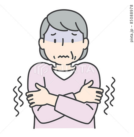 寒くて震えているシニア女性 85088978
