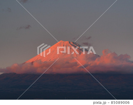静岡県　田子の浦から見る紅富士　12月 85089006