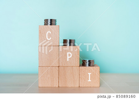 「CPI」と書かれた積み木とお金 「CPI」と書かれた積み木とお金 85089160