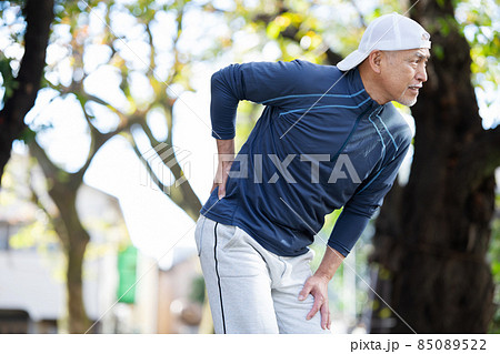 シニア男性 屋外 スポーツ 腰痛 シニア男性 屋外 スポーツ 腰痛 85089522