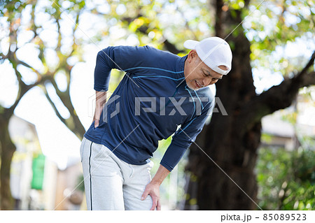 シニア男性 屋外 スポーツ 腰痛 シニア男性 屋外 スポーツ 腰痛 85089523