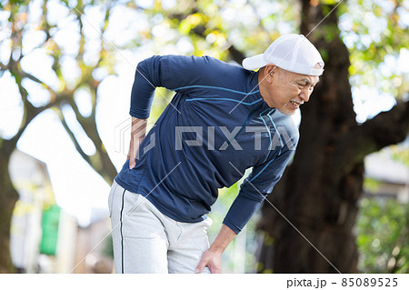 シニア男性 屋外 スポーツ 腰痛 シニア男性 屋外 スポーツ 腰痛 85089525