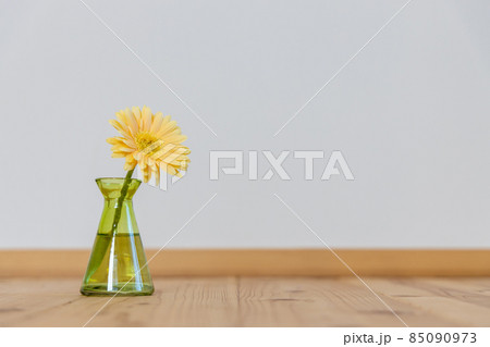 緑色の一輪挿しの花瓶にさしてある黄色のガーベラの花 緑色の一輪挿しの花瓶にさしてある黄色のガーベラの花 85090973