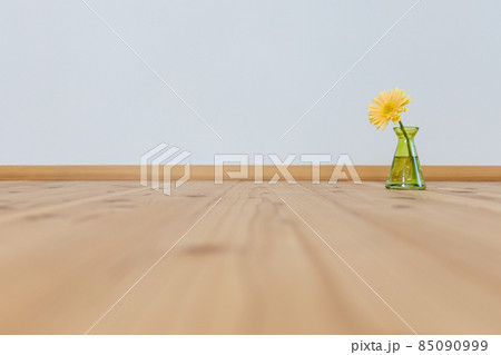 緑色の一輪挿しにさしてある黄色いガーベラの花 緑色の一輪挿しにさしてある黄色いガーベラの花 85090999