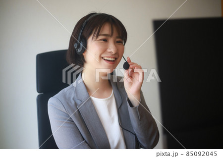 テレビ電話をする女性社員 テレビ電話をする女性社員 85092045