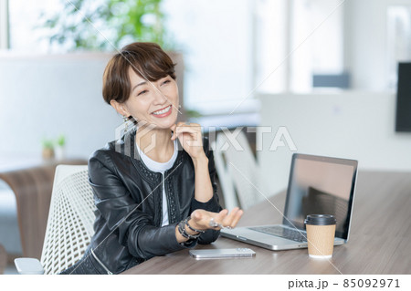 話をする若い女性 撮影協力:WEEK芝大門(サンフロンティア不動産) 話をする若い女性 撮影協力:WEEK芝大門(サンフロンティア不動産) 85092971