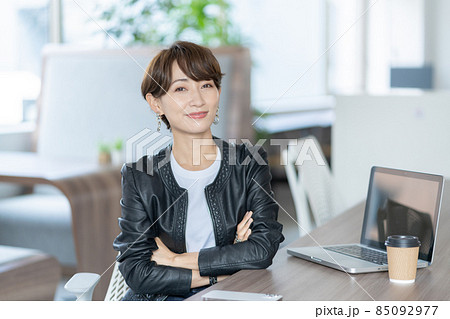 話をする若い女性 撮影協力:WEEK芝大門(サンフロンティア不動産) 話をする若い女性 撮影協力:WEEK芝大門(サンフロンティア不動産) 85092977