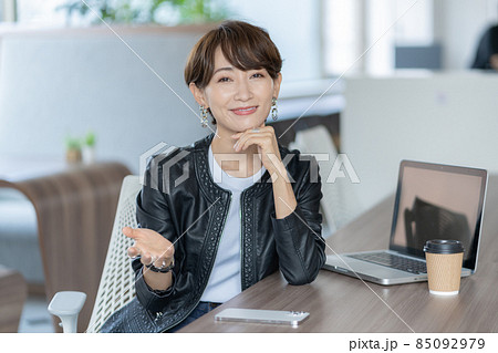 話をする若い女性 撮影協力:WEEK芝大門(サンフロンティア不動産) 話をする若い女性 撮影協力:WEEK芝大門(サンフロンティア不動産) 85092979