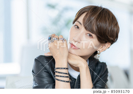 革ジャンを着る女性のポートレート 撮影協力:WEEK芝大門(サンフロンティア不動産) 革ジャンを着る女性のポートレート 撮影協力:WEEK芝大門(サンフロンティア不動産) 85093170