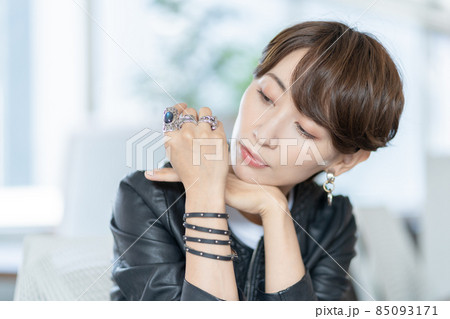 革ジャンを着る女性のポートレート 撮影協力:WEEK芝大門(サンフロンティア不動産) 革ジャンを着る女性のポートレート 撮影協力:WEEK芝大門(サンフロンティア不動産) 85093171