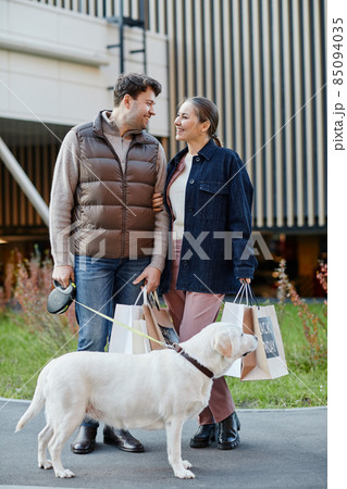 Smiling Couple with Shopping Bags 85094035