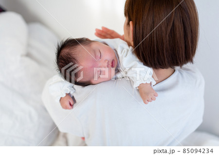 育児 ママと1ヵ月の赤ちゃん 授乳 育児 ママと1ヵ月の赤ちゃん 授乳 85094234