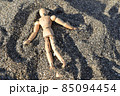 砂浜の上のデッサン人形 85094454