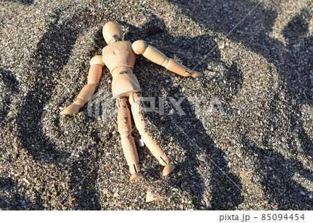 砂浜の上のデッサン人形 85094454