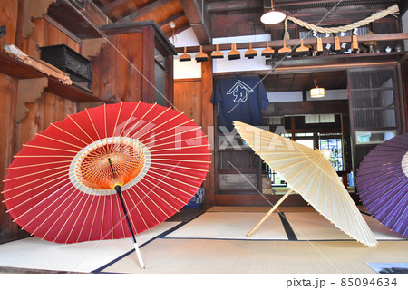 室内に置かれた和傘　赤　白 85094634