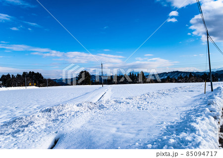 雪国イメージ・雪の積もった田んぼ(撮影・新潟県小千谷市) 雪国イメージ・雪の積もった田んぼ(撮影・新潟県小千谷市) 85094717