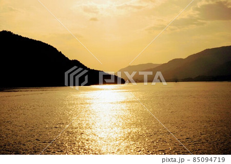 光りの道が走る瀬戸内海の夕焼け 光りの道が走る瀬戸内海の夕焼け 85094719