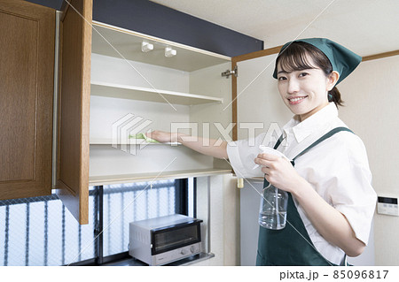 吊り戸棚の清掃をするハウスクリーニングの女性 吊り戸棚の清掃をするハウスクリーニングの女性 85096817