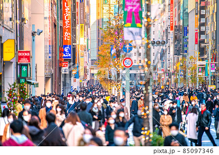 日本の東京都市景観 オミクロン株が世界を席捲…師走の銀座、コロナ禍前超えの人流。右はホコ天=19日 日本の東京都市景観 オミクロン株が世界を席捲…師走の銀座、コロナ禍前超えの人流。右はホコ天=19日 85097346