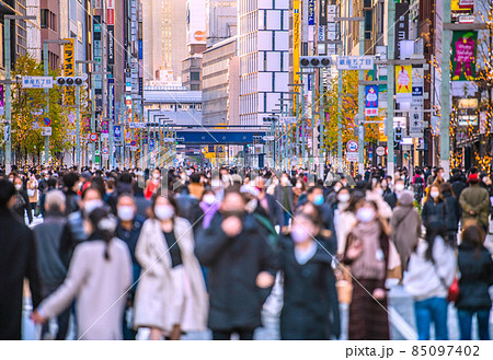 日本の東京都市景観 オミクロン株が世界を席捲…師走の銀座はコロナ禍前超えの人流（ホコ天）＝19日 85097402