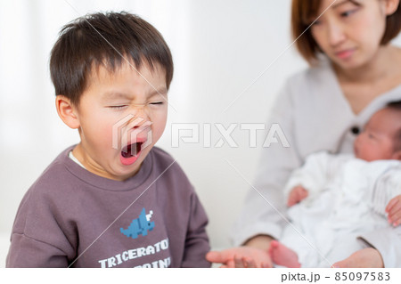 家族写真　育児　ママと1ヵ月の赤ちゃん 85097583