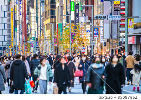 日本の東京都市景観 オミクロン株が世界を席捲…師走の銀座はコロナ禍前超えの人流（ホコ天）＝19日 85097862