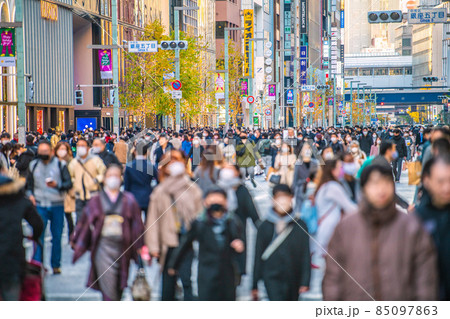 日本の東京都市景観 オミクロン株が世界を席捲…師走の銀座はコロナ禍前超えの人流（ホコ天）＝19日 85097863
