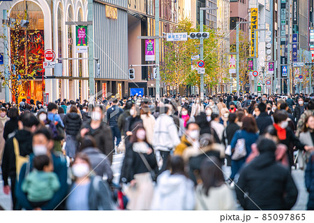 日本の東京都市景観 オミクロン株が世界を席捲…師走の銀座はコロナ禍前超えの人流（ホコ天）＝19日 85097865