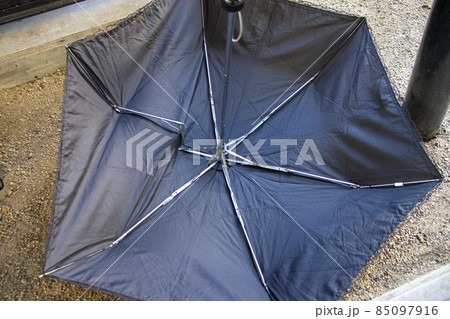 骨の折れた折り畳みの黒い日傘 骨の折れた折り畳みの黒い日傘 85097916