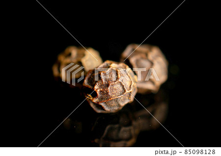 Spicy black pepper on black glass 85098128