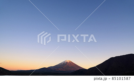 夕暮れの本栖湖・紅富士の絶景 85101587