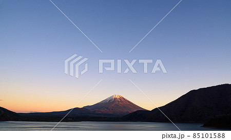 夕暮れの本栖湖・紅富士の絶景 85101588