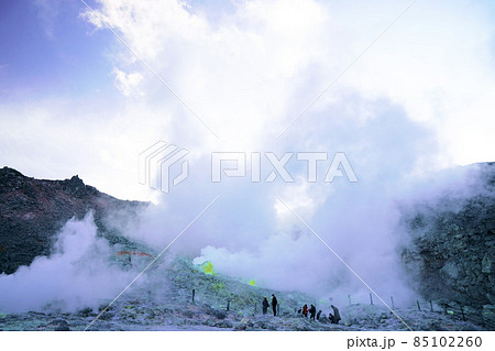 噴き出す水蒸気　硫黄山　アトサヌプリ　北海道 85102260