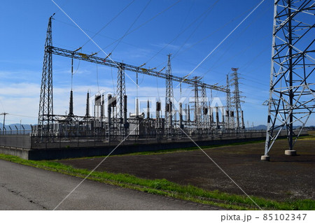 屋外変電設備と送電塔 屋外変電設備と送電塔 85102347