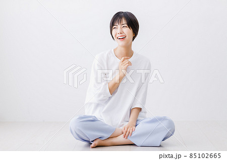 リビングでくつろぐ若い女性 リビングでくつろぐ若い女性 85102665