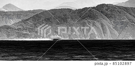 A mountain range, with the water of Kinko Bay in the foreground. 85102897