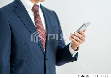 スマホを操作するビジネスマン(パーツ) スマホを操作するビジネスマン(パーツ) 85103855