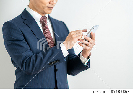 スマホを操作するビジネスマン（パーツ） 85103863