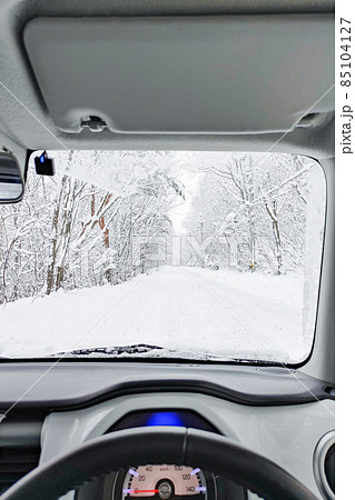 雪道の運転 85104127